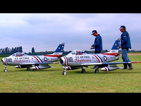 2X GIGANTIC F-86 SABRE RC SCALE 1:3,7 MODEL TURBINE JET FLIGHT DEMO / Euroflugtag Rheidt 2016 - UCH6AYUbtonG7OTskda1_slQ