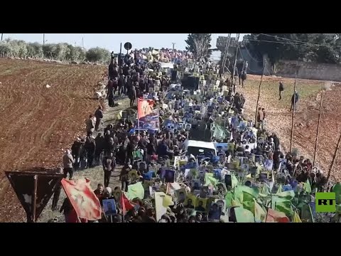 آلاف السوريين يتظاهرون ضد التواجد التركي في الذكرى الرابعة للعملية العسكرية 