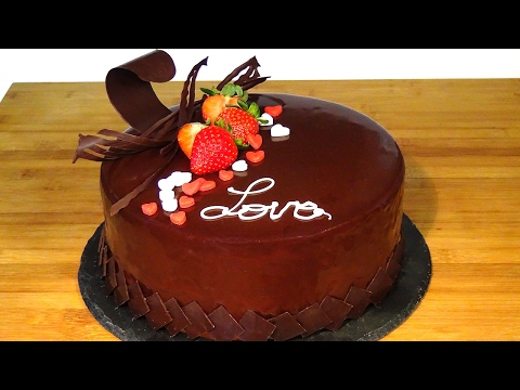 Tarta de mousse de queso crema y fresas con baño espejo de chocolate y decorada para San Valentín - UC5ONfXPjWgqElh0NZaRJ1tg