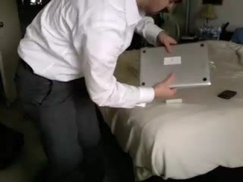 Unboxing the New Aluminum Macbook (2.4Ghz) - UCR0AnNR7sViH3TWMJl5jyxw