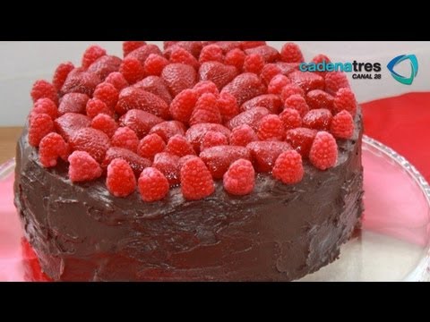 Receta de pastel de chocolate sin harina con salsa de caramelo a la sal. Receta de pastel / Postres - UClIHawzMOBFQc1QZu2XYuoQ