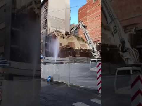 Demolizione di un palazzo nel pieno centro di Bari.