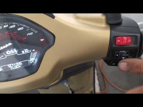 Come impostare l'orario sulla Piaggio Vespa GTS 300 Super