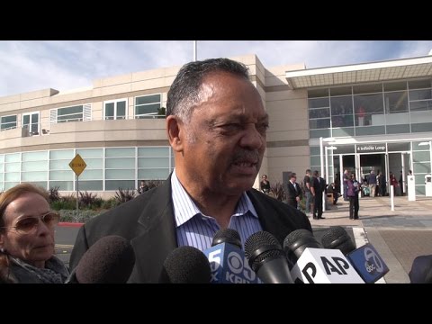 Rev. Jesse Jackson backs Apple in FBI privacy fight (CNET News) - UCOmcA3f_RrH6b9NmcNa4tdg