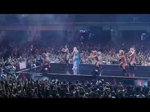 Shirin David Live Tour 2023 in Vienna: Shirin David performing 90-60-111 | Olga Todorovic