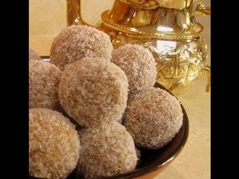 Date Almond Truffles Recipe - Ramadan Specials - CookingWithAlia - Episode 76 - UCB8yzUOYzM30kGjwc97_Fvw
