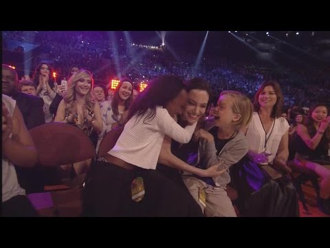 Angelina Jolie Shows Up at Kids' Choice Awards with Daughters, Wins Best Villain - UCdtXPiqI2cLorKaPrfpKc4g