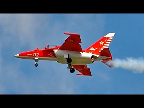 YAK-130 BIG SCALE RC TURBINE JET MODEL FULL DISPLAY FLIGHT DEMO / Jetpower Messe 2015 - UCH6AYUbtonG7OTskda1_slQ