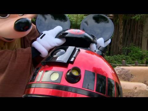 Jedi Mickey and his R2-MK droid at Star Wars Weekends 2010 - UCYdNtGaJkrtn04tmsmRrWlw