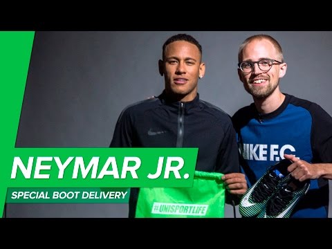 Neymar Jr. Mercurial Vapor 11 unboxing and delivery - JayMike meeting NJR! - UC5SQGzkWyQSW_fe-URgq7xw