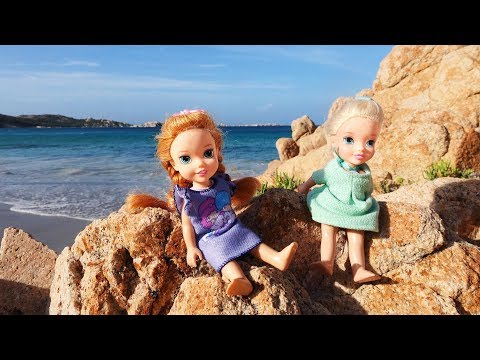 Elsa and Anna toddlers at the beach - UCB5mq0ucfGe9dNCIC0s41QQ