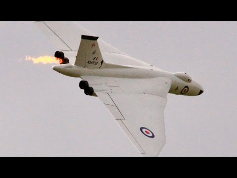 IN FLIGHT ENGINE FIRE ON GIANT RC 1/5 SCALE AVRO VULCAN BOMBER - RAF COSFORD MODEL AIRSHOW - 2015 - UCMQ5IpqQ9PoRKKJI2HkUxEw