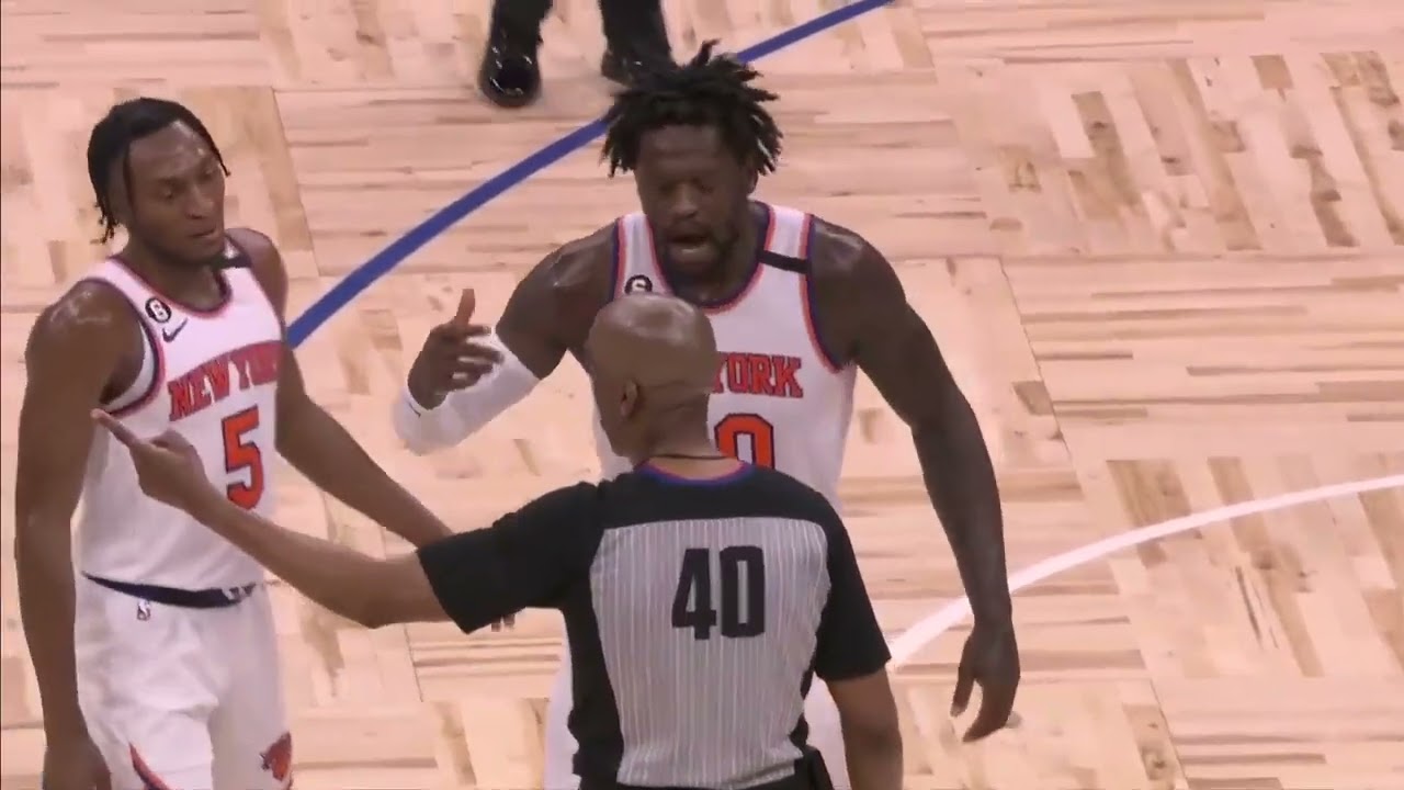 Julius Randle irate after no foul is called & gets a tech 👀