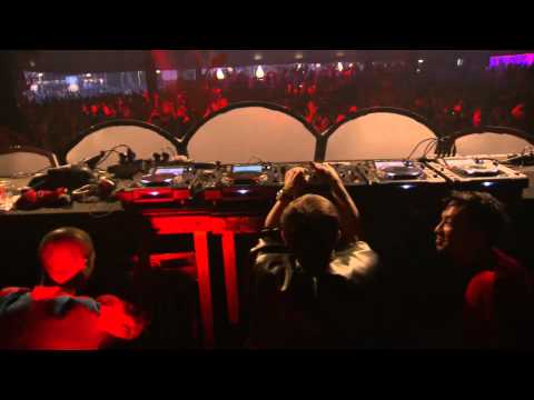 Batman, Superman & Spiderman at Tomorrowland 2012 - UCsN8M73DMWa8SPp5o_0IAQQ