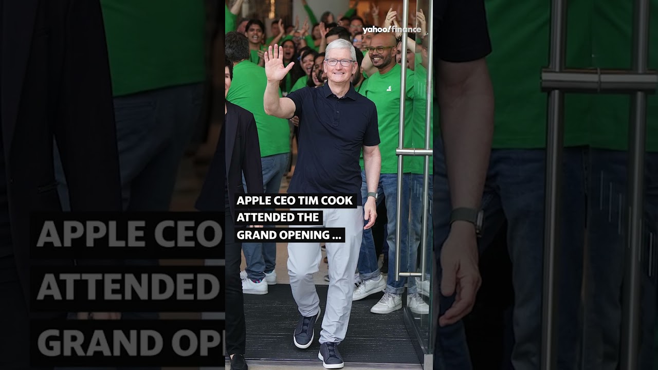 Apple CEO Tim Cook surprised with vintage Mac computer at Mumbai store opening #shorts