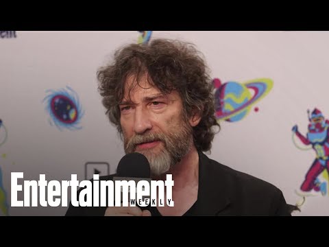 Neil Gaiman On How 'Good Omens' Honors The Late Terry Pratchett | SDCC 2018 | Entertainment Weekly - UClWCQNaggkMW7SDtS3BkEBg