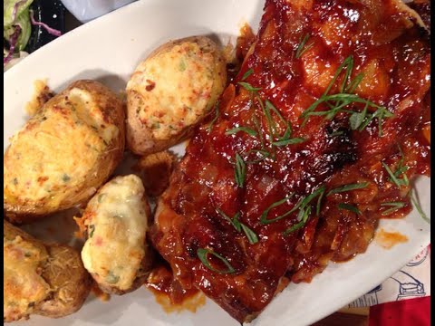 Pechito de cerdo barbacoa con papas rellenas y ensalada - UCb8W2JPNwMtV4xA0LFb3LUw