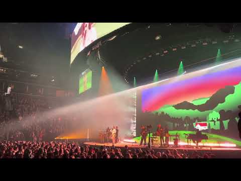 Kacey Musgraves, “Moving Out” Live