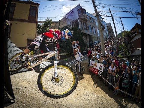 Extreme downhill MTB POV in the streets of Valparaiso - UCblfuW_4rakIf2h6aqANefA