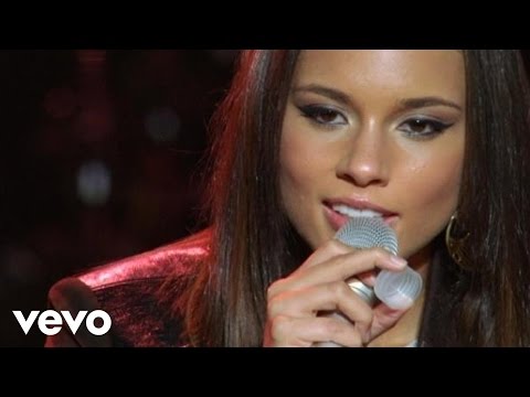 Alicia Keys - Try Sleeping With A Broken Heart (Live at NYU Yahoo Pepsi Smash) - UCETZ7r1_8C1DNFDO-7UXwqw