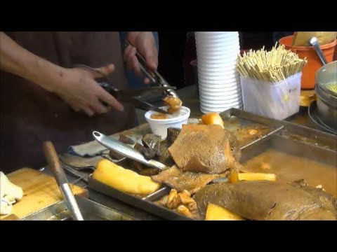 Hong Kong Street Food. Cooking a Beef Soup. Mong Kok, Kowloon - UCdNO3SSyxVGqW-xKmIVv9pQ