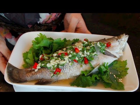 Steamed Fish w/ Lime | Pla Neung Manao--Hot Thai Kitchen! ปลากะพงนึ่งมะนาว - UC27C_HWo-UmKkdWGsRJZ8EA