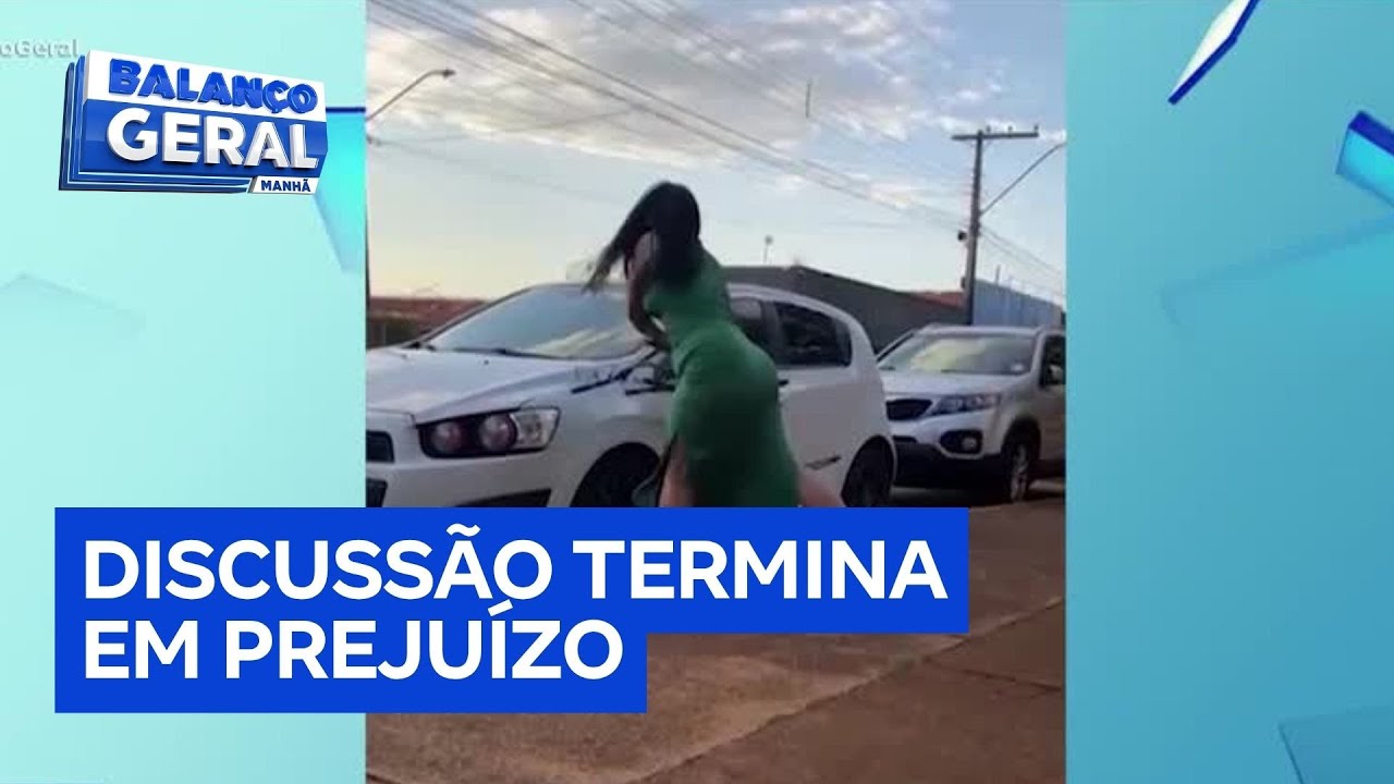 Mulher destrói o carro do namorado após discussão em bar