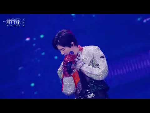 上海站回顧▷《傷心的人都在跳舞》霓虹伴夜色奔湧,勾勒情緒盡情晃動;城市隨節奏旋轉,半夢半醒沈溺瞬息失重。距離西安站演唱會開始,還有𝟔天。