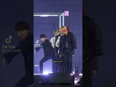 V Being naughty 😅🤣 Embarassed and awkward Jin 😂🤣BTS funny moments 😅🤣#btsfunnymoments #jin #taehyung