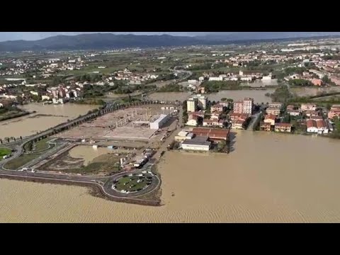 L’alluvione vista dall’alto: paesi acquitrino e montagne di mobili