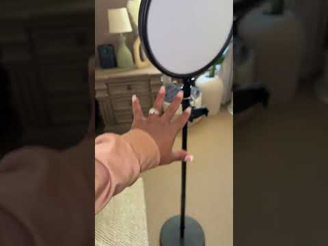 I loveeeee this circular base ring light much better than any others