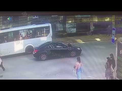 Сразу два наезда произошли на прошедшей неделе в Коми. Обе аварии записали камеры видеонаблюдения.