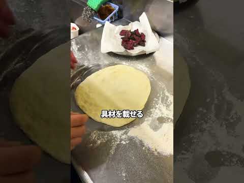 【くまのプーさんピザ】ゴルゴンゾーラの熊ピザ〜蜂蜜かけると美味しいよ#shorts