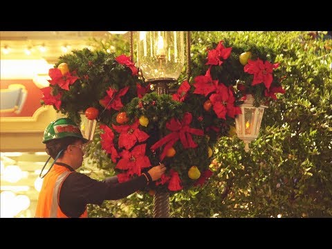 Halloween to Christmas decorations transition at Magic Kingdom, Walt Disney World - UCYdNtGaJkrtn04tmsmRrWlw