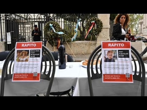 Nel ghetto di Roma un tavolo per gli ostaggi israeliani: 203 sedie vuote per lo shabbat
