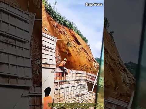 가파른 토사 절개면에 유로폼 거푸집을 수직으로 결속하는 원리 #worker #process #steepslope #concreteform #earthwork