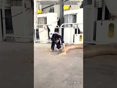 산업 현장의 대형 흡입 기계를 이용한 효율적인 자재 관리 #<strong>worker</strong> #process #machinery #vacuum #manufacturing