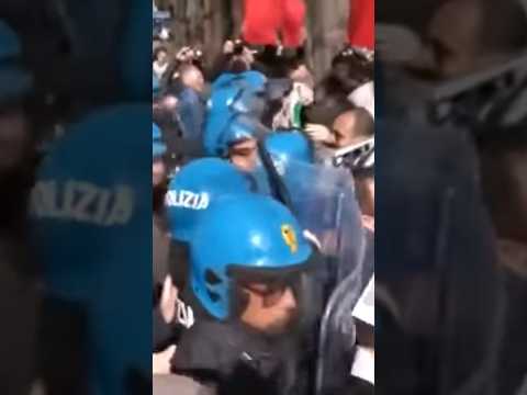 Scontri sotto la sede Rai di Napoli: polizia carica i manifestanti #shorts #news