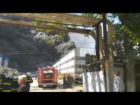 В Самаре горит склад, столб дыма видно в разных частях города