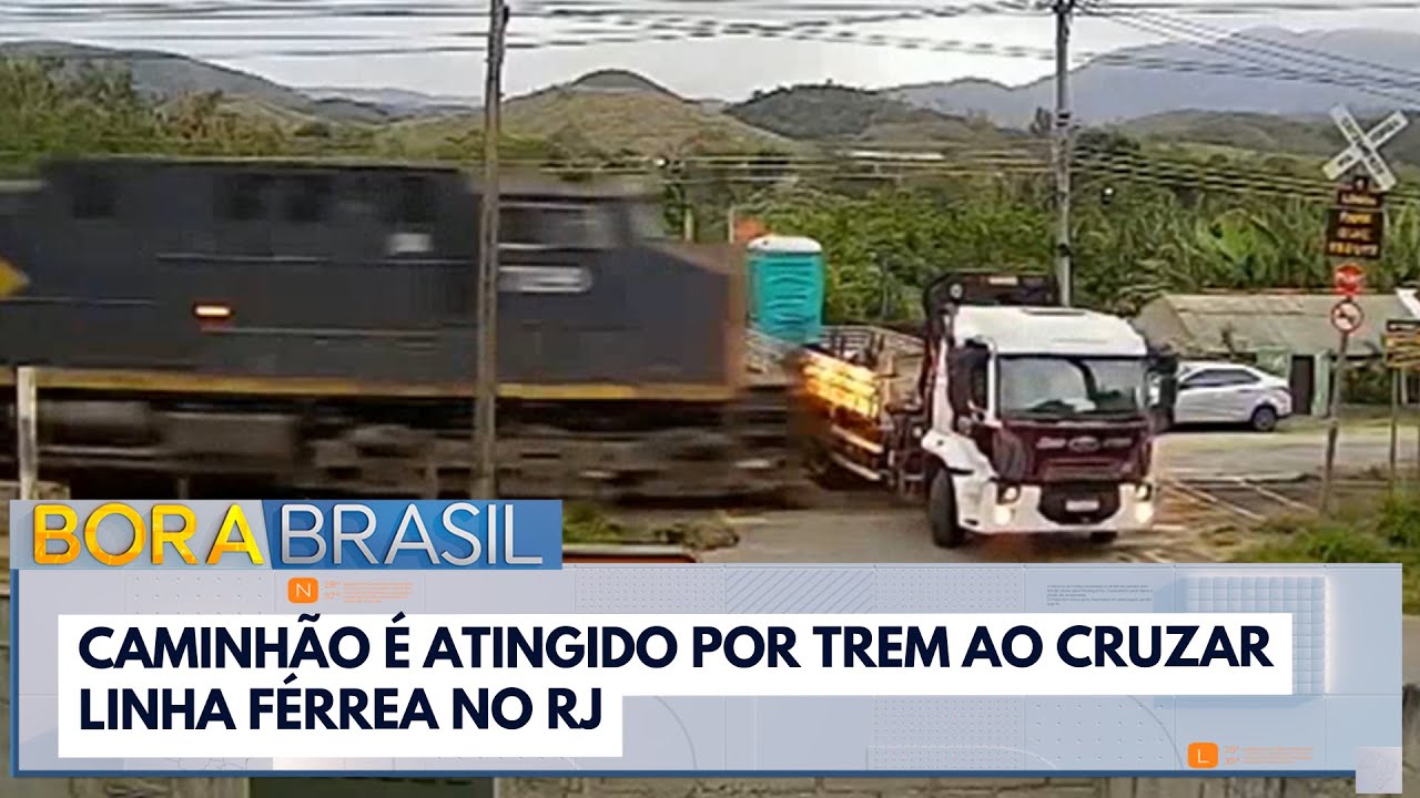 Caminhão é atingido por trem ao cruzar linha férrea no RJ
