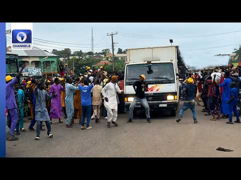 Osun Election: Jubilant Osogbo Residents Bid Farewell To Departing Security Operatives