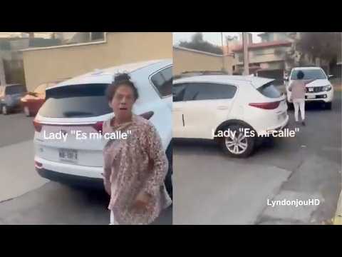 Señora dice que está harta de que pasen por su calle y bloquea el paso con su camioneta