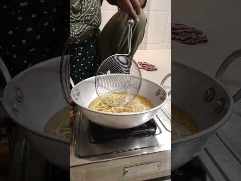 Live ગાંઠીયા #gathiya #gathiyarecipe #food #gujratifood #trendingdiwalispecial