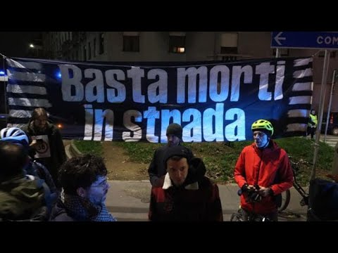 Milano, presidio per ciclista morto: «In questa città c'è solo la fretta di 'lavurà'»