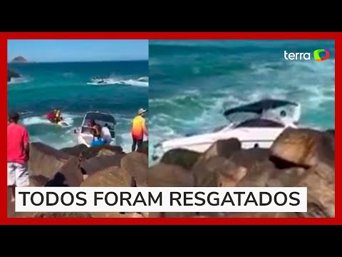 Lancha com 11 pessoas a bordo bate nas pedras em praia do Rio de Janeiro