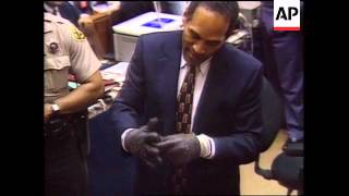 USA - Simpson Tries On The Murder Gloves - 1995