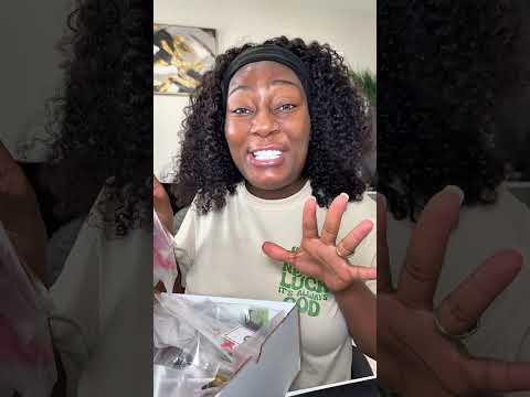 Make your family holiday fun and EASY this year! This Elf Excursion Box comes with ready to go daily