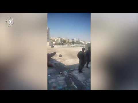 פרץ מחסום, עלה על דוקרנים ופגע ברכב של אזרח בניסיון להימלט