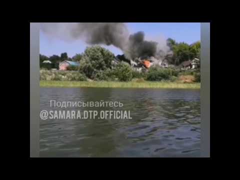 В Самаре пожарный корабль тушит горящие дома