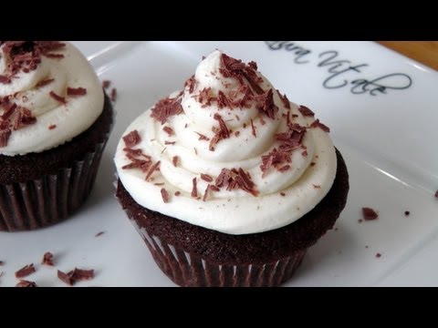 How to Make Chocolate Cupcakes - Laura Vitale - Laura in the Kitchen Episode 222 - UCNbngWUqL2eqRw12yAwcICg